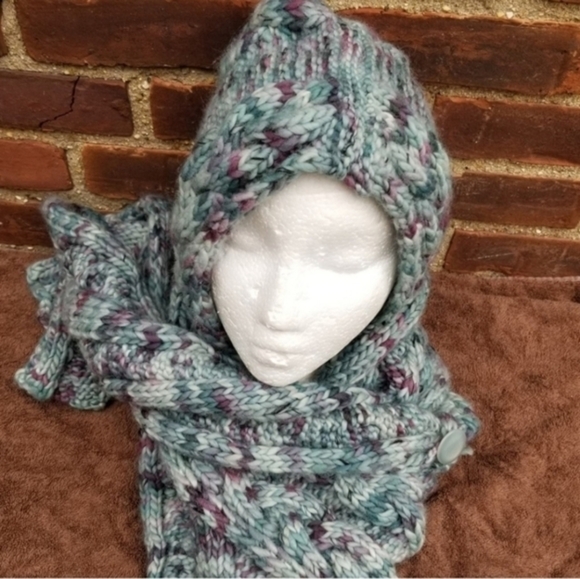 Handmade hood hat with detachable scarf - Picture 9 of 9